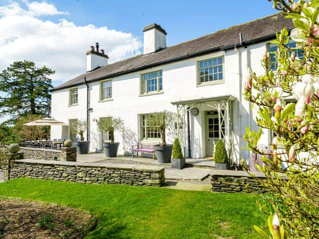 Orrest Head House, sleeps 12 in Windermere and Troutbeck Bridge.