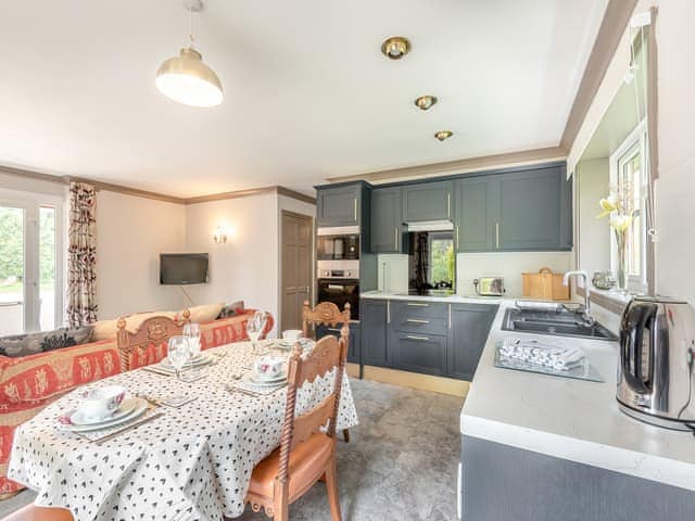 Kitchen area | Kingfisher - Lakeside Retreats, Marston