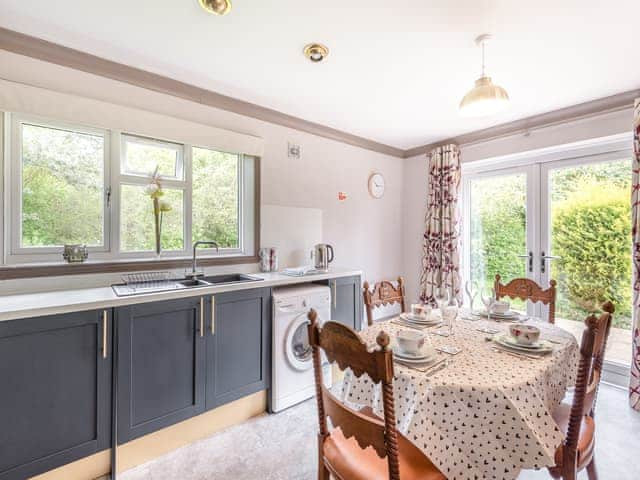 Kitchen area | Kingfisher - Lakeside Retreats, Marston