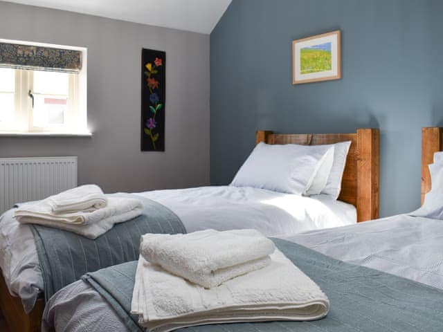 Twin bedroom | White Heather Barn, Swanwick