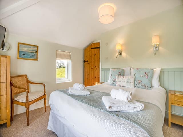 King bedroom | The Cottage, Ashby Puerorum, near Horncastle