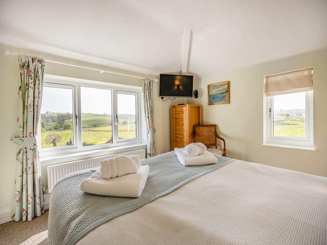 King bedroom | The Cottage, Ashby Puerorum, near Horncastle