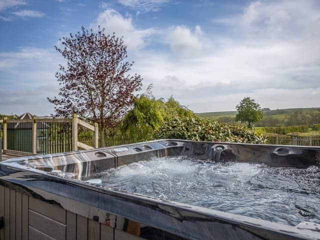 Hot tub | The Cottage, Ashby Puerorum, near Horncastle