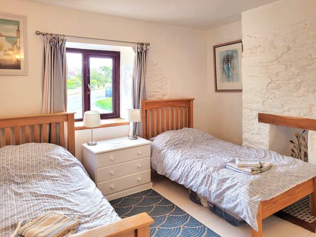 Good-sized twin bedroom | Honeysuckle Bay Cottage, Brixham