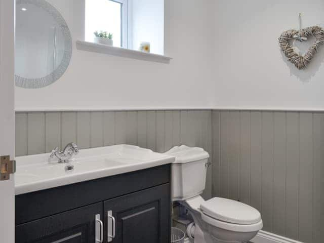 En-suite | Old Byre Cottage - Old View Holidays, Carlisle