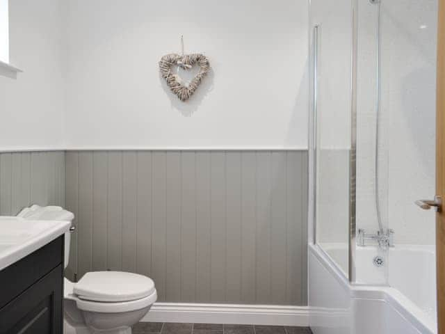 En-suite | Old Byre Cottage - Old View Holidays, Carlisle