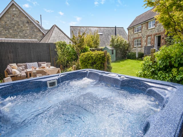 Hot tub | Sandstones, Niton