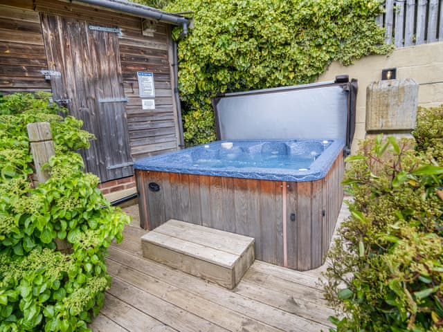 Hot tub | Sandstones, Niton