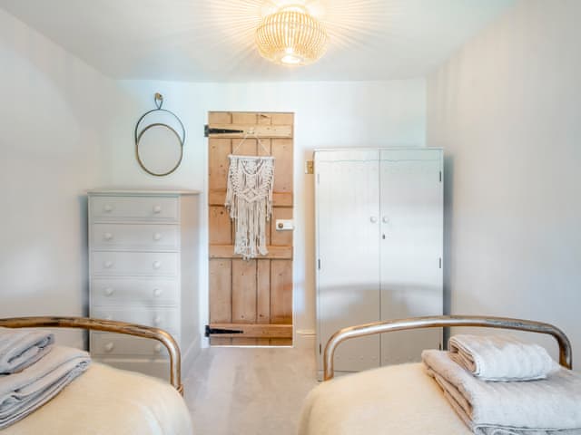 Twin bedroom | Sandstones, Niton