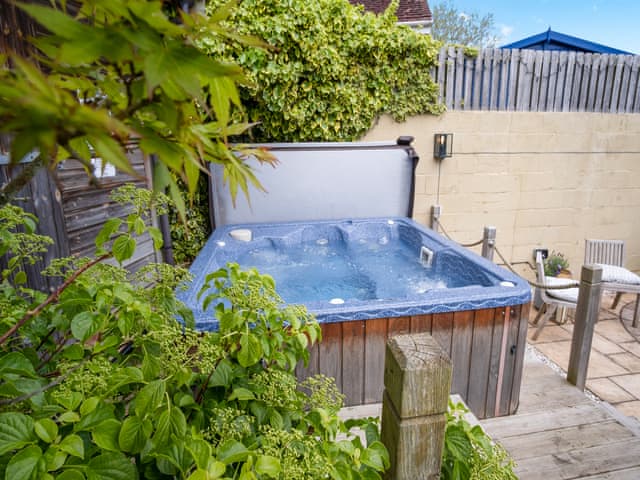 Hot tub | Sandstones, Niton