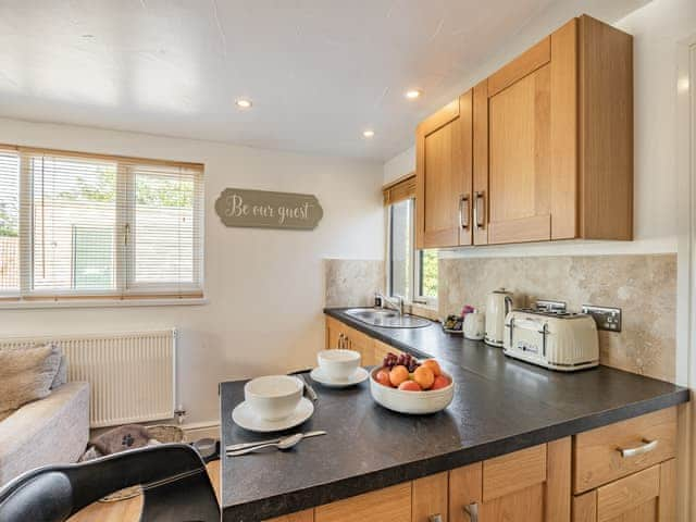 Kitchen | Clay Lake CottagesDad&rsquo;s Shed, Alvingham