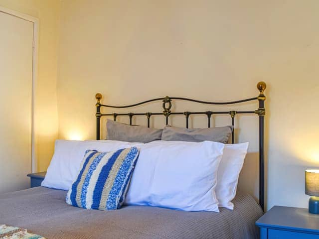 King-size double bedroom | Thornes Farm Cottage, West Quantoxhead