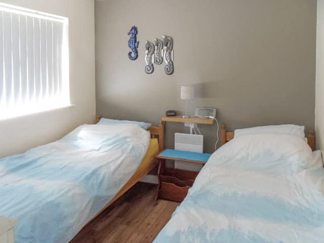 Twin bedroom | Hollyhocks, Walcott