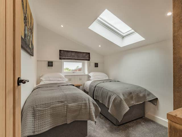 Twin bedroom | The Old Haybarn - Brookfields Holiday Farm, Church Broughton, near Derby