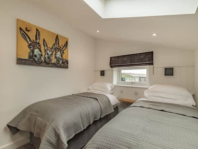 Twin bedroom | The Old Haybarn - Brookfields Holiday Farm, Church Broughton, near Derby