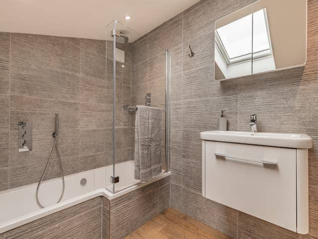 Bathroom | The Old Haybarn - Brookfields Holiday Farm, Church Broughton, near Derby