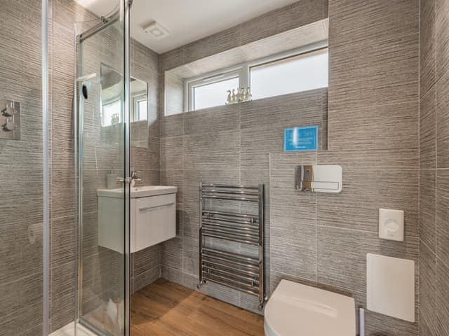 Bathroom | The Old Haybarn - Brookfields Holiday Farm, Church Broughton, near Derby