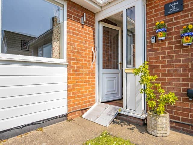 Front door with ramp | Cyrabel, Lincoln