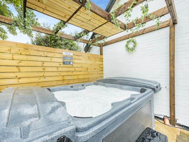 Hot tub | Rose Cottage, Bratoft, near Burgh-le-Marsh