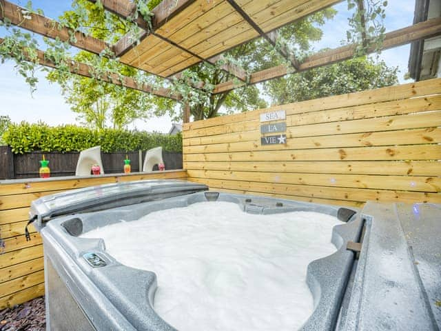 Hot tub | Rose Cottage, Bratoft, near Burgh-le-Marsh