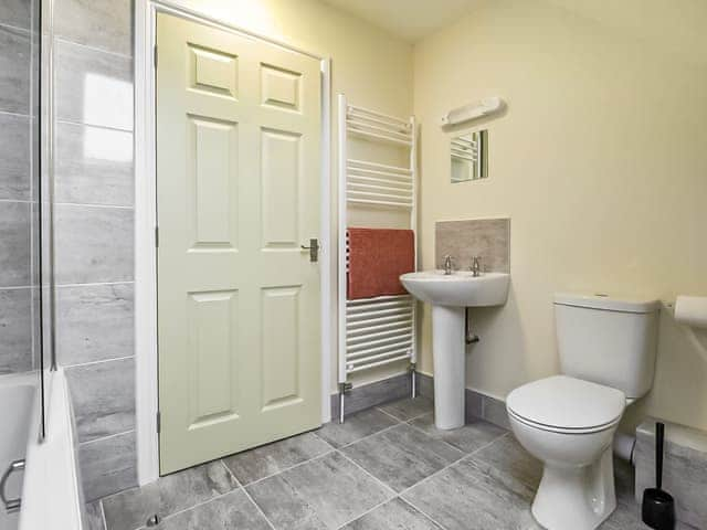 Bathroom | 4 Dawson Court - Dawson Park, Mablethorpe