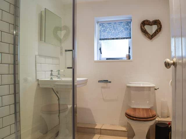 Bathroom | Wayside Cottage, Padbury, near Buckingham