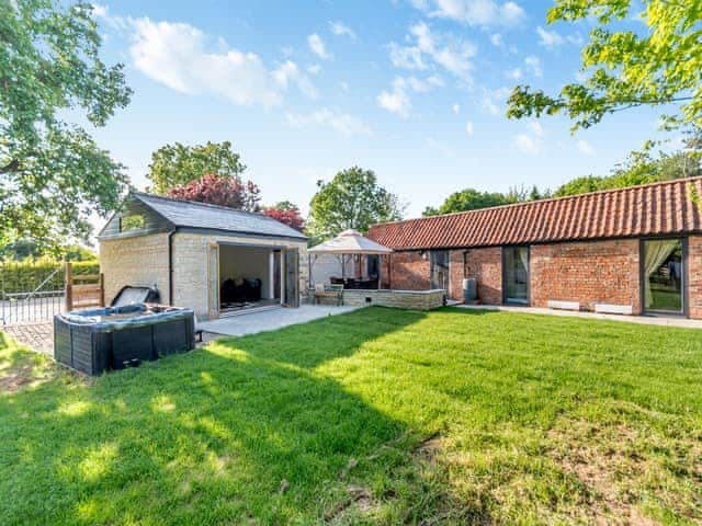 Exterior | Red Brick Barn - Mayfield Retreats, Burton Pedwardine, near Sleaford