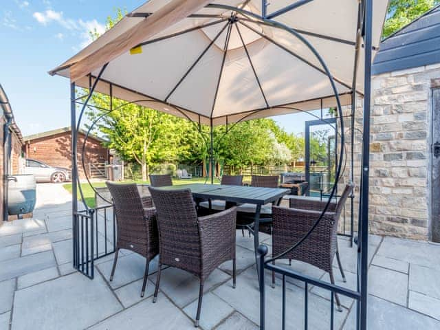 Outdoor eating area | Red Brick Barn - Mayfield Retreats, Burton Pedwardine, near Sleaford