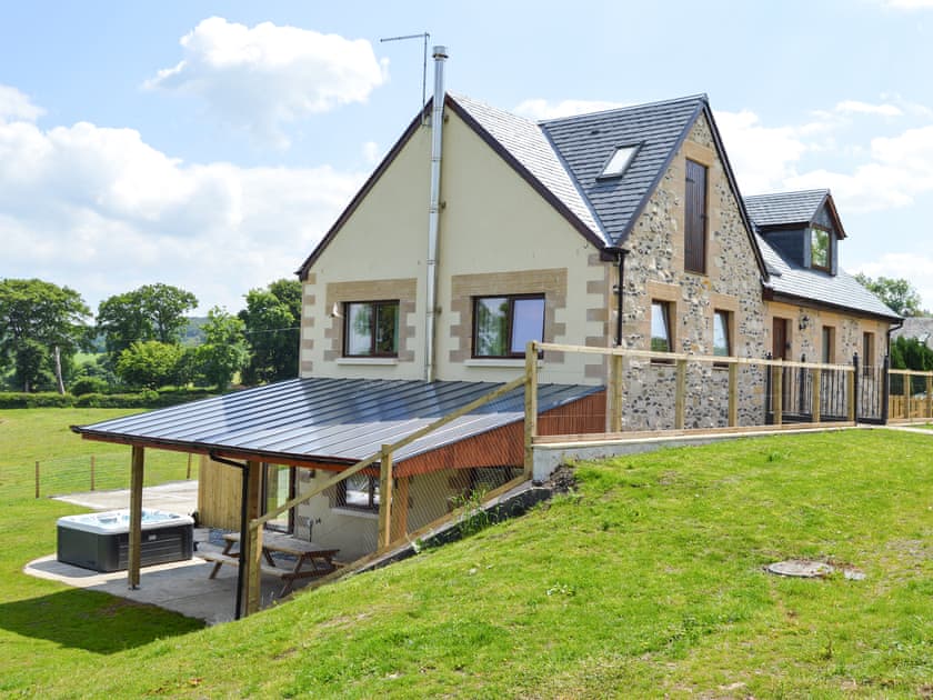 Exterior | The Farmhouse - Williamscraig Holiday Cottages, Linlithgow