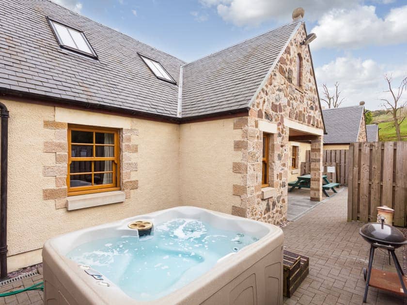 Hot tub | Appletree Cottage - Williamscraig Holiday Cottages, Linlithgow