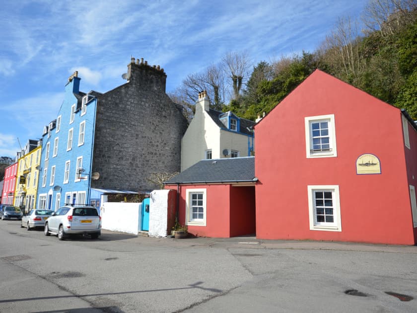 Setting | Dolphin Apartment - Tobermory Apartments, Tobermory, Isle of Mull