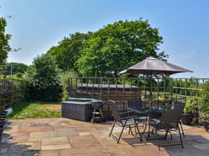 Sitting-out-area | Hunter&rsquo;s Lodge, Cynheidre