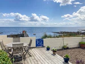 Attractive terrace garden, with sea views and which leads onto the beach | Cross Tides, Hilton near Tain
