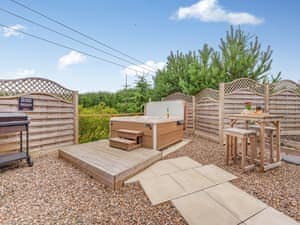 Jacuzzi | Lochinvar Clydesdale Cabin - Lochinvar Lets, Plains, near Airdrie