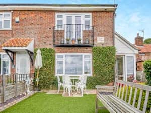 Sitting-out-area | Yare Cottage, Reedham