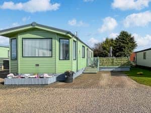 Lovely holiday static perfect for dogs and their owners. Enclosed large south facing deck | Rannoch Retreat, Forfar