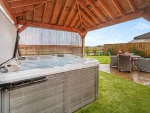 Hot tub | Pheasants Folly - Plas Cerrig Luxury Barns, Llanymynech