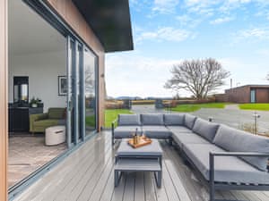 Sitting-out-area | Seiriol Lodge 4 - Ty Llwyd, Llangefni