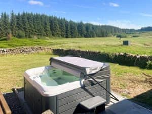 Hot tub | Merrick Cottage - Waterside, Newton Stewart