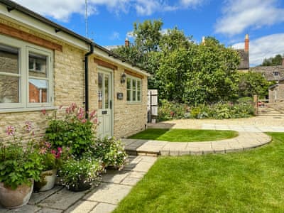 Lovingly furnished, single-storey, detached property | Pye Cottage, Souldern, near Bicester