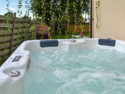 Hot tub | HeatherdeneFern Cottage, Wilberfoss, near York