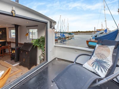 Sitting-out-area | Cos I Can - Knox Maritime Cottages, Maldon