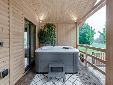 Hot tub | Alpaca Lodge, Grantham