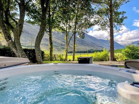 Hot tub | Brandy Cottage - Glen Clova Getaways, Glenclova, near Kirriemuir