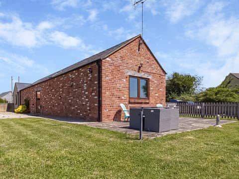 Single-storey property is set in 25 acres of stunning countryside | Bramble Barn - Middle Huntingford Barns, Charfield, near Wotton-under-Edge