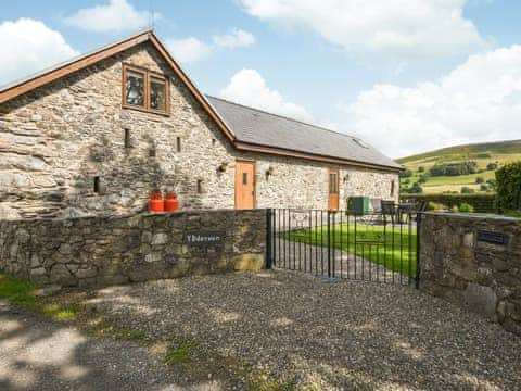 Exterior | Y Dderwen, Penybontfawr