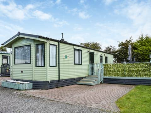 Lovely holiday static perfect for dogs and their owners. Enclosed large south facing deck | Rannoch Retreat, Forfar