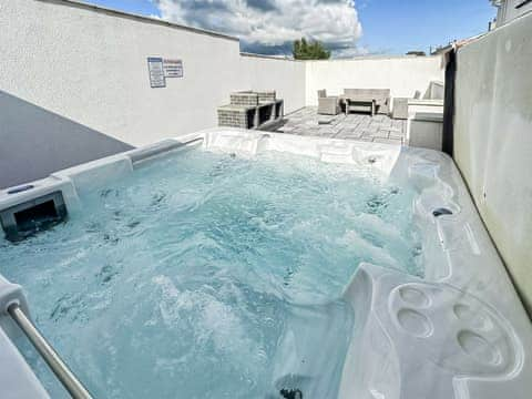 Hot tub | South Carvan View, Tavernspite