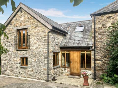 Lovely Grade II listed cottage, converted from old stables | Ringslade Barn and Cinema, Highweek, near Newton Abbot