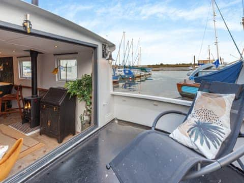 Sitting-out-area | Cos I Can - Knox Maritime Cottages, Maldon